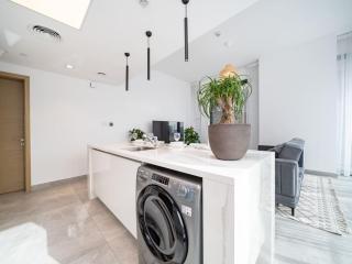 Stylish JVC 1 Bed with Wraparound Balcony - 3