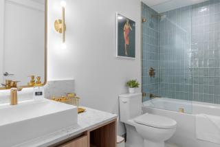 2704 Beautiful Downtown Apt with Gym Pool Spa Skyline Views and in front of Kaseya Center - 1