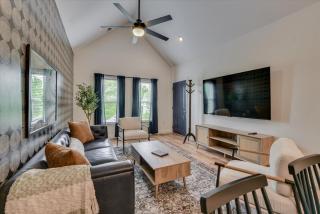 Renovated 2BR by Riverwalk & Medical District - 4
