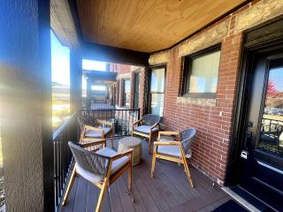 Brick Beauty Downtown, 3BR, Fenced Yard, Garage! - Cedar Falls - 4