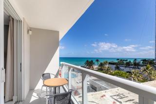 Sunny Isles Beach Ocean View Studio with Balcony - 0