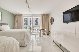 Sunny Isles Beach Ocean View Studio with Balcony - 2