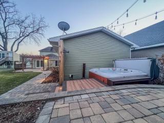 3Bed 2Bath Outdoor Oasis, Fenced Yard, HOT TUB! - Cedar Falls - 8