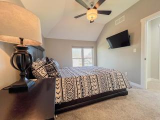 3Bed 2Bath Outdoor Oasis, Fenced Yard, HOT TUB! - Cedar Falls - 6