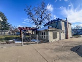 3Bed 2Bath Outdoor Oasis, Fenced Yard, HOT TUB! - Cedar Falls - 4