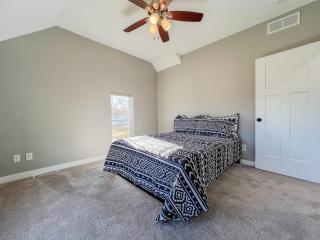 3Bed 2Bath Outdoor Oasis, Fenced Yard, HOT TUB! - Cedar Falls - 2