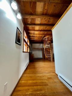 Fully Renovated 1800s Red Barn Close to Everything - Bozeman - 7