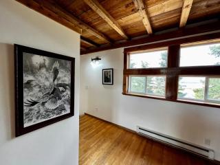 Fully Renovated 1800s Red Barn Close to Everything - Bozeman - 6