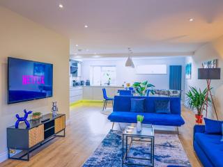 Deja Blue Luxury Home By AltoLuxoExperience Short Lets & Serviced Accommodation With Free Wifi & Parking - Bristol - 0