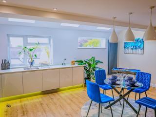 Deja Blue Luxury Home By AltoLuxoExperience Short Lets & Serviced Accommodation With Free Wifi & Parking - Bristol - 9