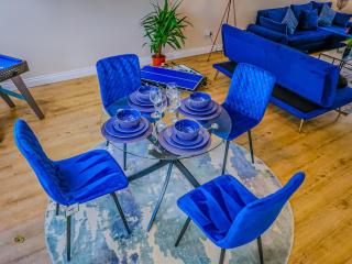 Deja Blue Luxury Home By AltoLuxoExperience Short Lets & Serviced Accommodation With Free Wifi & Parking - Bristol - 5