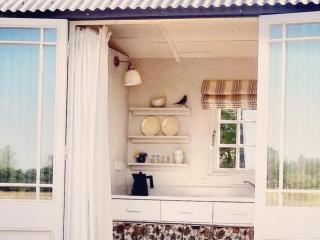 The Oaks Glamping - Rubie's Shepherds Hut - 9