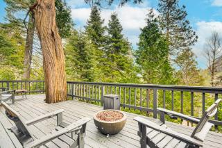 2 Mi to Lake Arrowhead Treetop Retreat with Deck - Lake Arrowhead - 9
