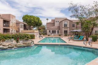 Modern 2BR Retreat with Pool Gym & Balcony - Phoenix - 0