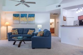 Modern 2BR Retreat with Pool Gym & Balcony - 6