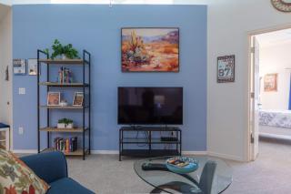 Modern 2BR Retreat with Pool Gym & Balcony - Phoenix - 5