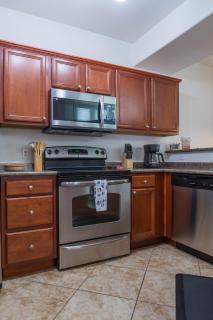 Modern 2BR Retreat with Pool Gym & Balcony - Phoenix - 4