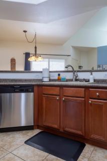 Modern 2BR Retreat with Pool Gym & Balcony - Phoenix - 3