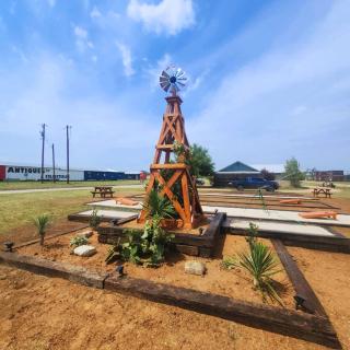 Cozy Bordeaux Station Cabin W Bbq & Hot Tub - Fredericksburg - 5