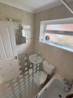 Cliff End Self catering bungalow with sea views in beautiful rural West Wight Free WiFi and ferry offers available Short walk to beach - 4