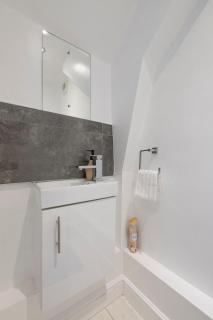 The Romford Oasis - Spacious 4 bedroom escape - Havering - 1