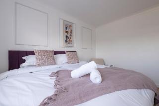 The Romford Oasis - Spacious 4 bedroom escape - 2