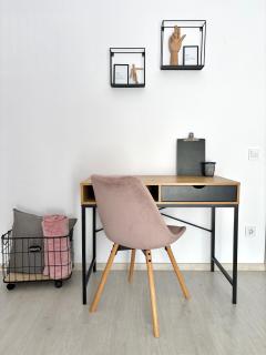 Wanderlust Home Pink, Rasnov Apt for 4, Wifi and Free Parking - Rîşnov - 2