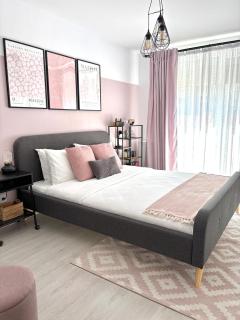 Wanderlust Home Pink, Rasnov Apt for 4, Wifi and Free Parking - Rîşnov - 1