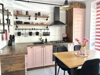 Wanderlust Home Pink, Rasnov Apt for 4, Wifi and Free Parking - Rîşnov - 8