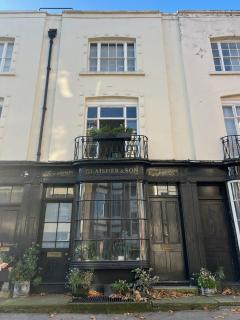 Spacious Heritage Flat - 9