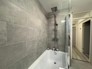 Stylish 2BR, Fast Wifi with balcony - Londra - 8