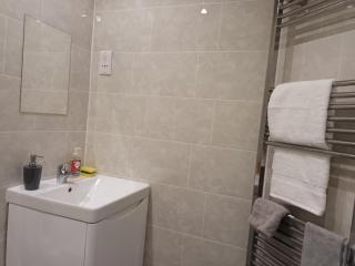 Silverlight's Place - 2BR Home in Central Oldbury - 3