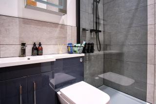 2 bedroom, newly-renovated, comfortable town centre apartment! - 9