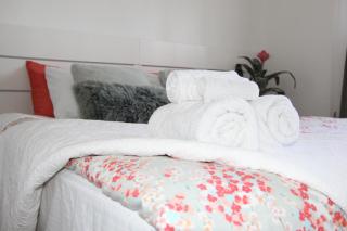 Serene Don River Retreat- 2BR Suite, Private Patio, Free Breakfast & Parking - Toronto - 4