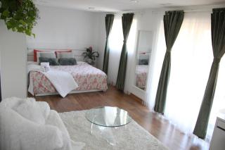 Serene Don River Retreat- 2BR Suite, Private Patio, Free Breakfast & Parking - Toronto - 9