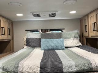 Spacious Four room glamping Rv with Tiki bar including golf cart - 5