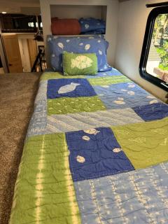 Spacious Four room glamping Rv with Tiki bar including golf cart - River Ranch - 7