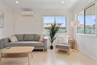 Cute Coastal 2-Bedroom Getaway - Ettalong Beach - 4