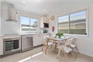 Cute Coastal 2-Bedroom Getaway - Ettalong Beach - 6