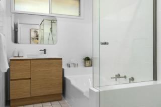 Private Retreat on The Hill - Newcastle - 4