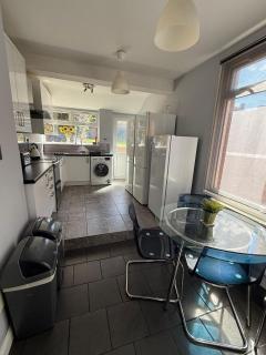 5BR, Spacious with Free Parking - 7