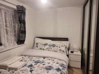 Charming Modern Home in Cheltenham - Cheltenham - 7