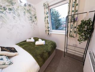 Spacious 6 Bedroom House Airport - Baguley - 8
