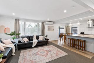 3BR Home with Patio & Parking Near Tamaki River - Auckland - 3