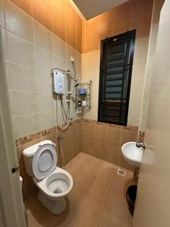 SemiD Cozy home in Mount Austin Toppen Aeon fix to 14pax - Johor Bahru - 3