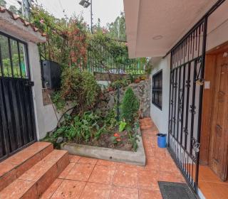 Casa amplia frente a un parque, se aceptan mascotas - Cuenca - 5