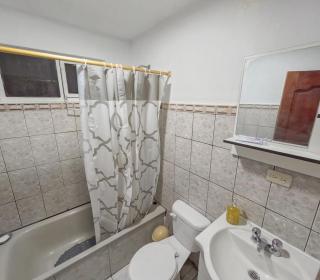 Casa amplia frente a un parque, se aceptan mascotas - Cuenca - 3