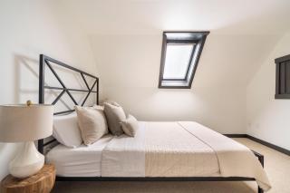 Cozy Scandinavian Loft - Espresso & Boutiques - Portland - 7