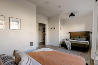 Studio Bliss Dual-Queen Stay in Vibrant Alberta - Portland - 2