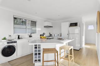 Chic Coastal 1-Bedroom Home with Balcony & BBQ - Deewhy - 8
